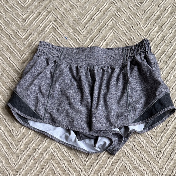 Lululemon Hotty hot II 2.5” size 6 - Picture 1 of 3